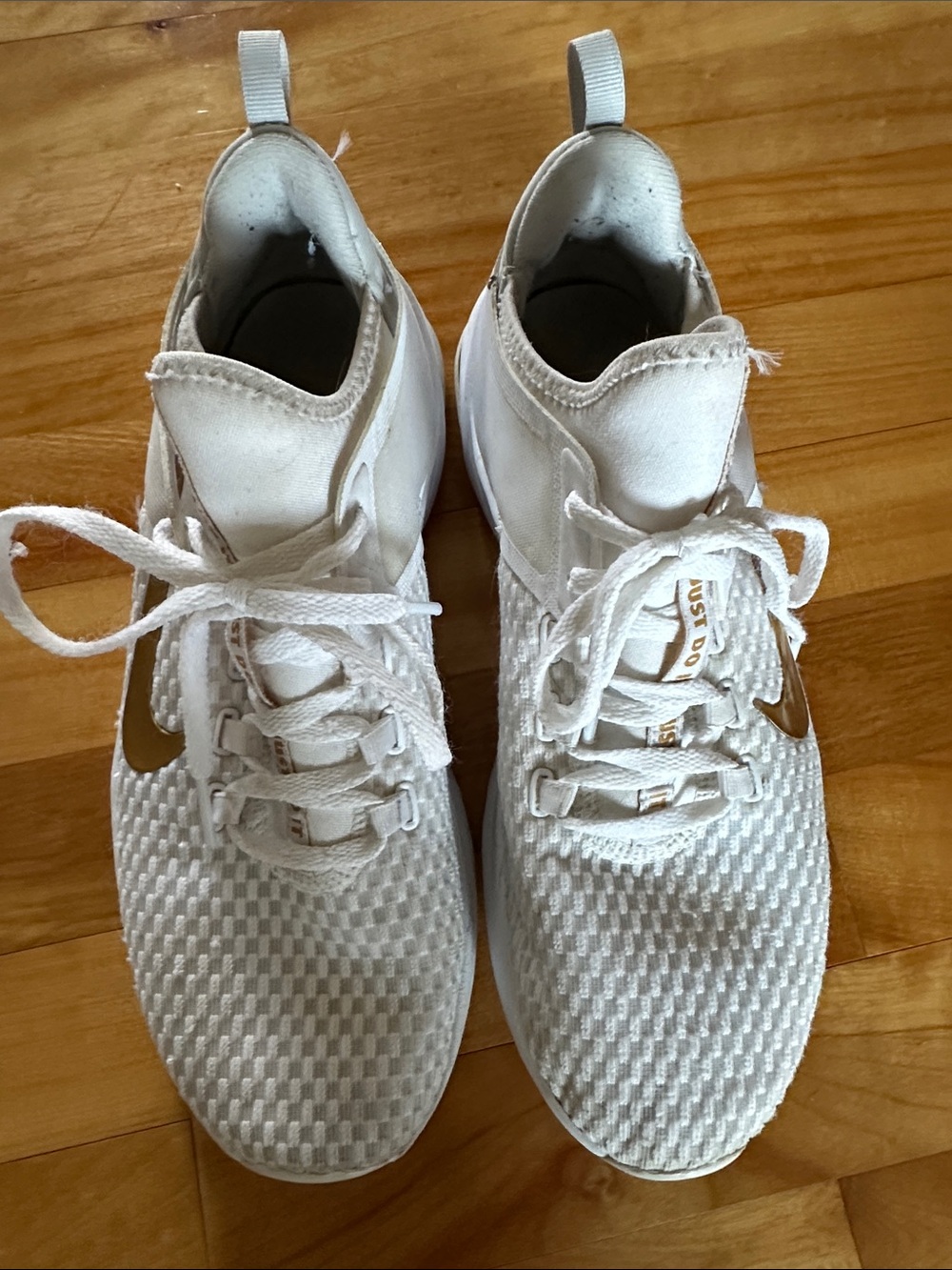 Nike Women's Air Max Bella TR 2 Training Shoes size 9.  White with Gold Swoosh - Picture 2 of 7